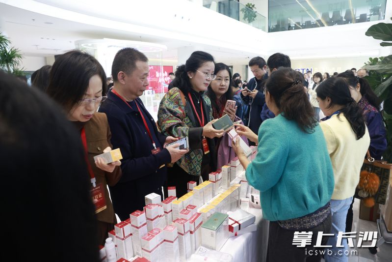 现场工作人员向社长、总编辑们介绍“双十一”销售情况。 现场工作人员向社长、总编辑们介绍“双十一”销售情况。