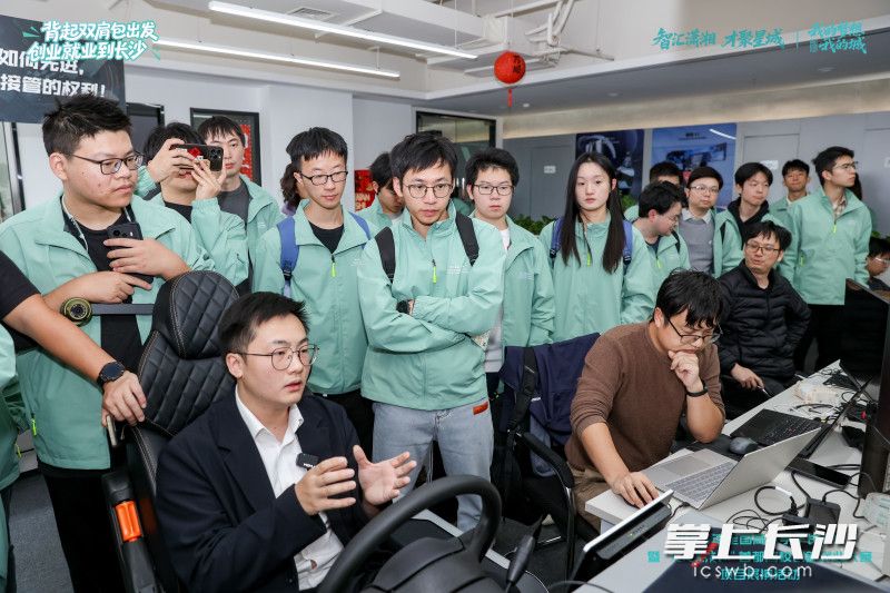 学子们实地参观企业。 学子们实地参观企业。