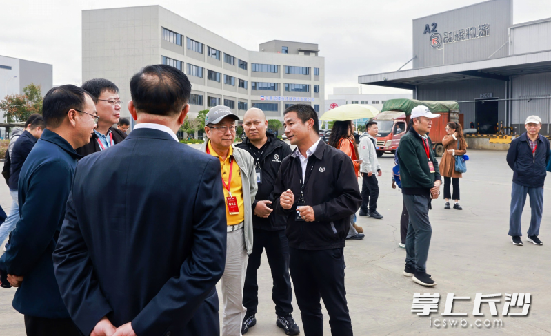 云南顺丰总经理蒋磊为各位社长、总编辑介绍云南顺丰昆明斗南鲜花冷链集散中心发展情况。 云南顺丰总经理蒋磊为各位社长、总编辑介绍云南顺丰昆明斗南鲜花冷链集散中心发展情况。