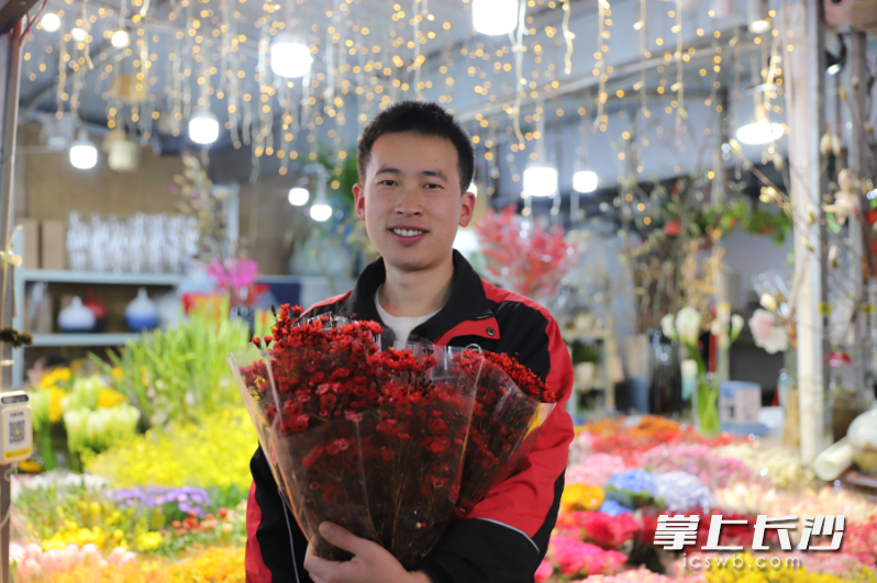 顺丰小哥在斗南收寄鲜花。云南顺丰供图 顺丰小哥在斗南收寄鲜花。云南顺丰供图