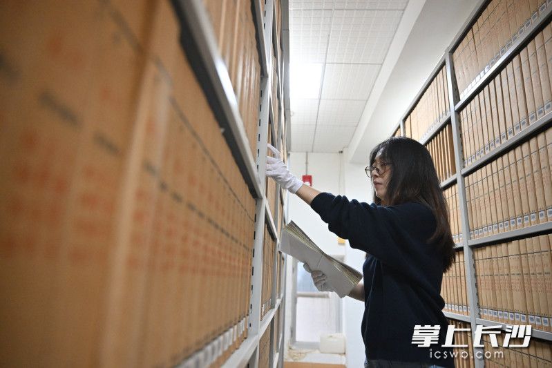 长沙城建档案馆现馆藏有1808年至今的各类城市建设纸质档案151.32万卷，照片档案44.22万张。长沙晚报全媒体记者 余劭劼 摄