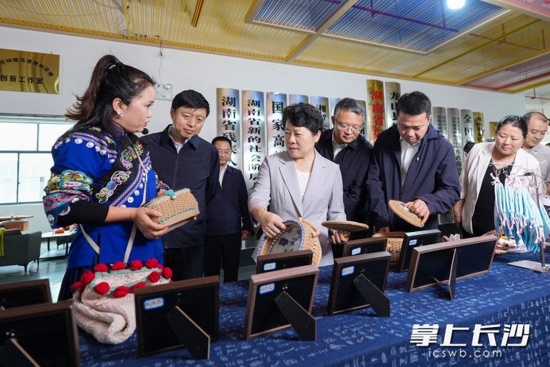 吴桂英来到惹巴妹手工织品有限公司。