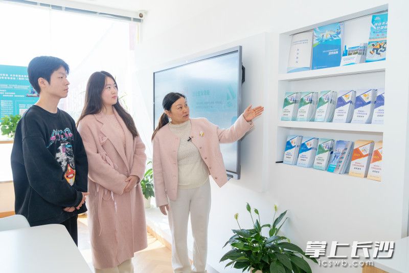 “大学生创业服务接待站”整合全市创业资源,帮助初来长沙的学子快速熟悉相关政策。 “大学生创业服务接待站”整合全市创业资源,帮助初来长沙的学子快速熟悉相关政策。