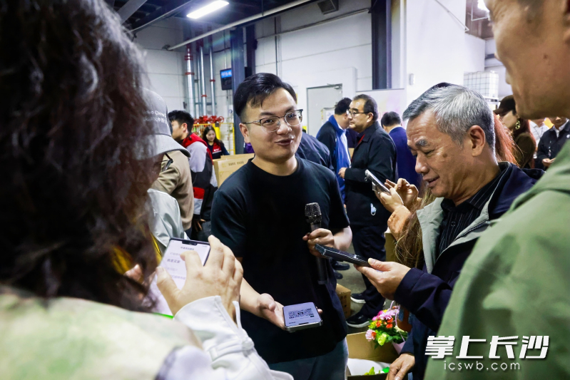 参加活动的主流媒体社长、总编辑及嘉宾纷纷现场下单,体验快捷购花服务。 参加活动的主流媒体社长、总编辑及嘉宾纷纷现场下单,体验快捷购花服务。