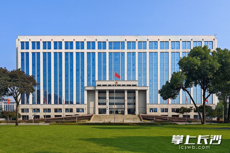 国旗迎风飘扬。均为长沙晚报全媒体记者 郭雨滴 摄