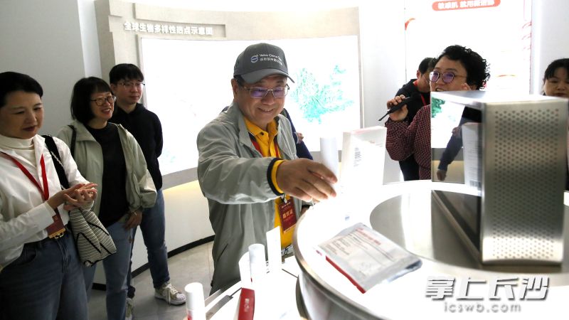 调研团了解薇诺娜产品功效。 调研团了解薇诺娜产品功效。