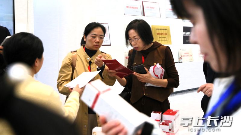 调研团对薇诺娜产品很关注。 调研团对薇诺娜产品很关注。