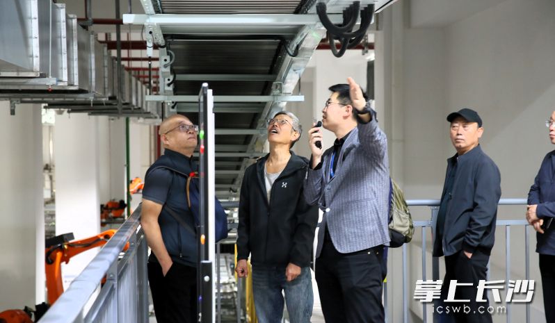 调研团参观中央工厂生产线。 调研团参观中央工厂生产线。