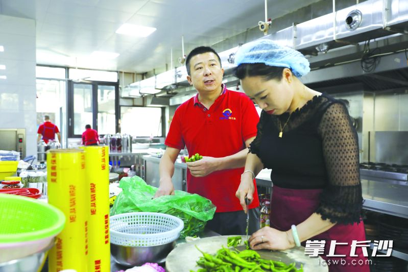 回乡创业的“80后”黄欢和妻子在长岭镇开了一家餐馆。  随州日报全媒记者 徐斌 摄
