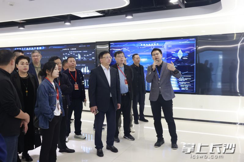 社长、总编辑们通过数字看板了解生产管理情况。 社长、总编辑们通过数字看板了解生产管理情况。