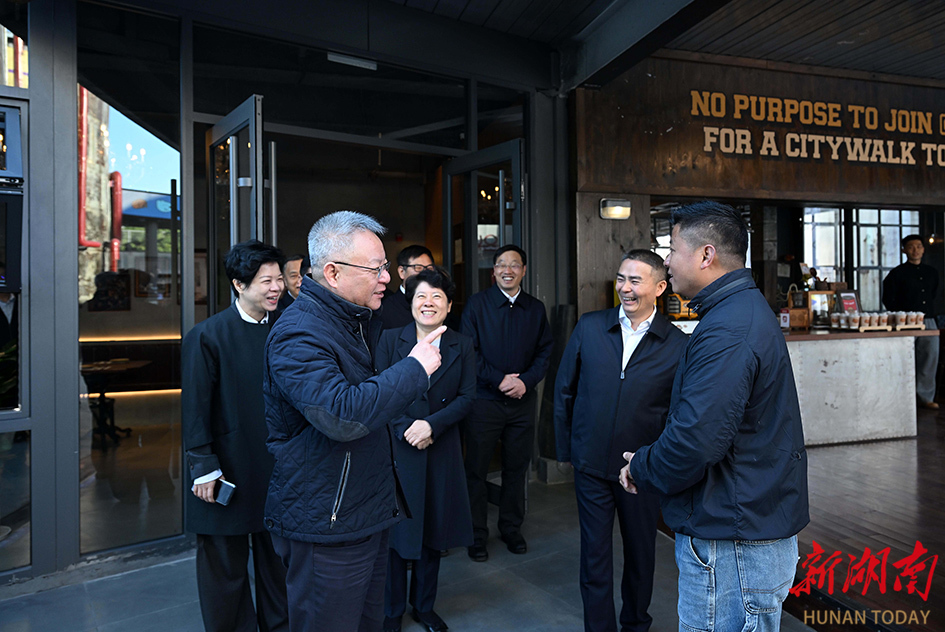 11月26日,沈晓明在油脂厂片区调研。 11月26日,沈晓明在油脂厂片区调研。