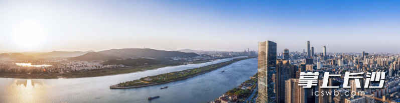 浑然天成的“山水洲城”是长沙的独特风貌和城市意象。 浑然天成的“山水洲城”是长沙的独特风貌和城市意象。