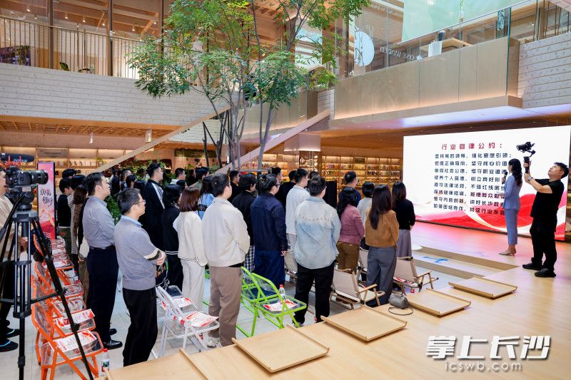 现场集体宣读行业自律公约。 现场集体宣读行业自律公约。