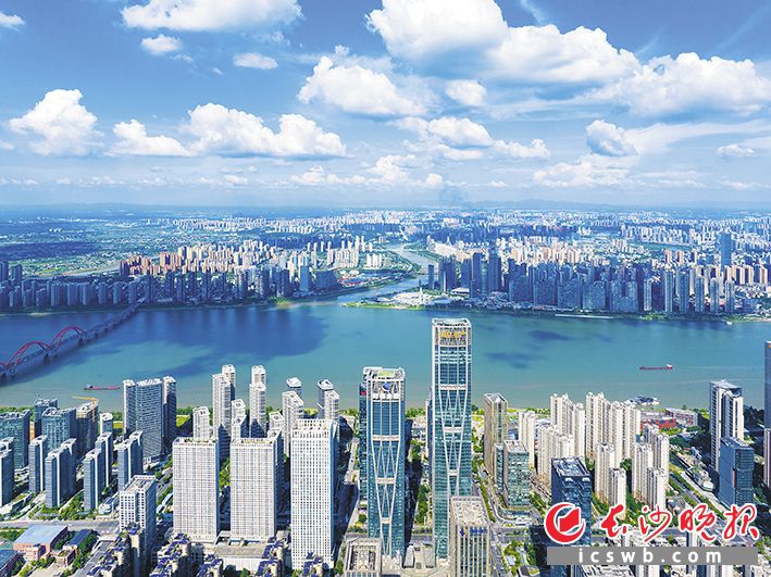 今夏，长沙迎来蓝天白云的好天气，湛蓝的天空中白云舒卷，与城市高楼群构成一幅动人的夏日画卷，随手拍都有大片的既视感。 邹麟 摄