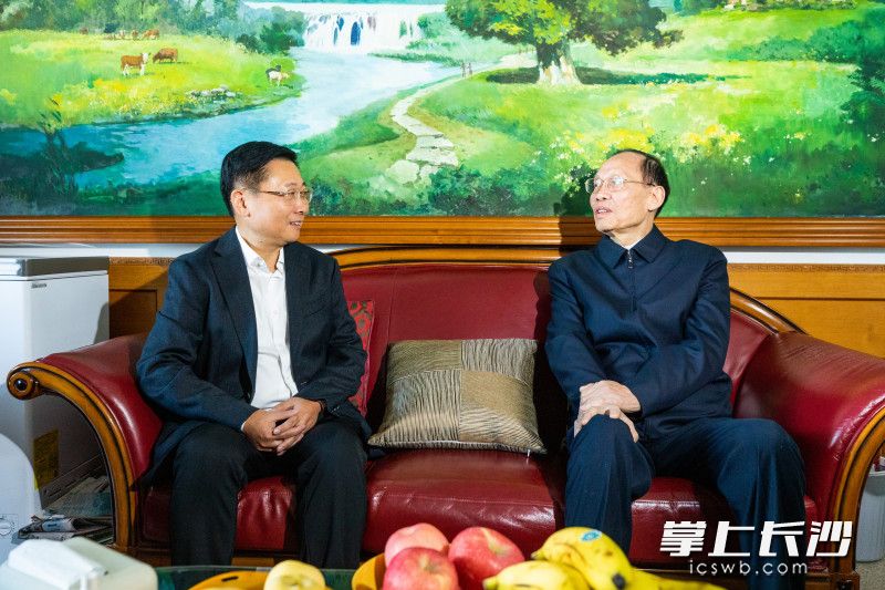 陈博彰走访看望市级老领导易希文。