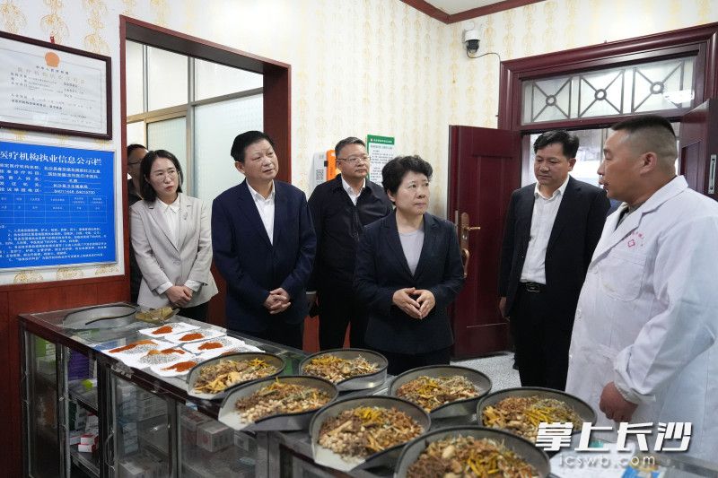 吴桂英走进春华镇花园新村卫生室。 吴桂英走进春华镇花园新村卫生室。