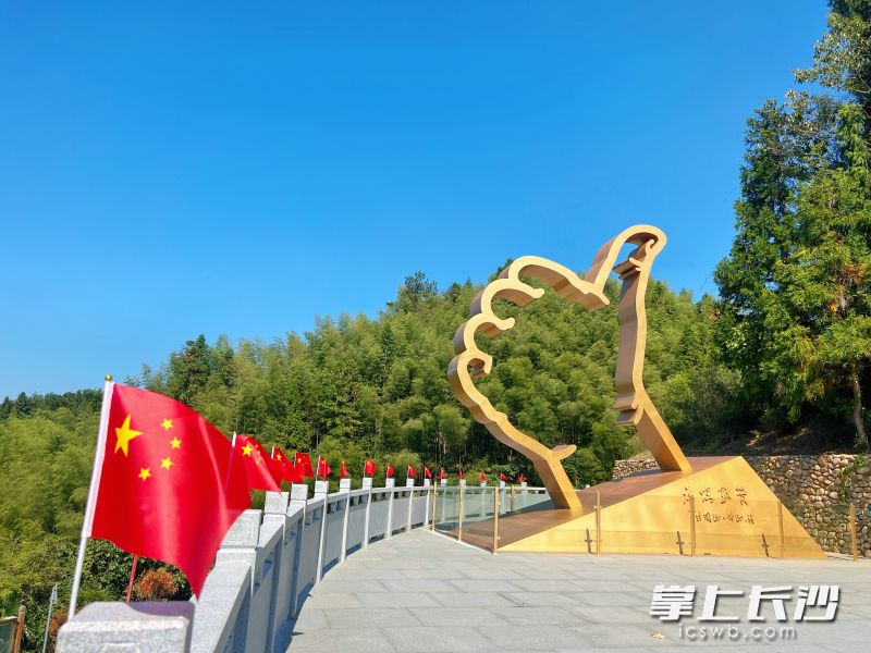 神山村“为您点赞”雕塑。