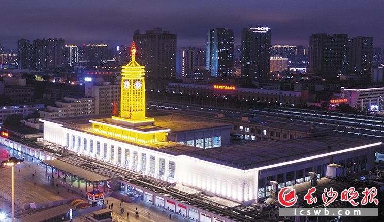 长沙火车站主塔楼顶上的火炬造型鲜艳夺目。长沙晚报全媒体记者 邹麟 摄