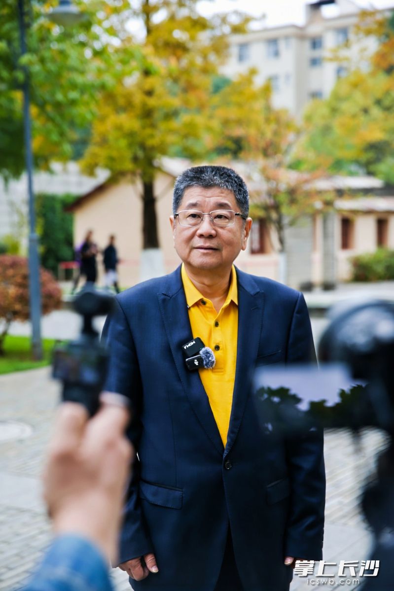 中国晚报工作者协会会长刘海陵在采访中分享西南联大精神对媒体变革的启示。 中国晚报工作者协会会长刘海陵在采访中分享西南联大精神对媒体变革的启示。