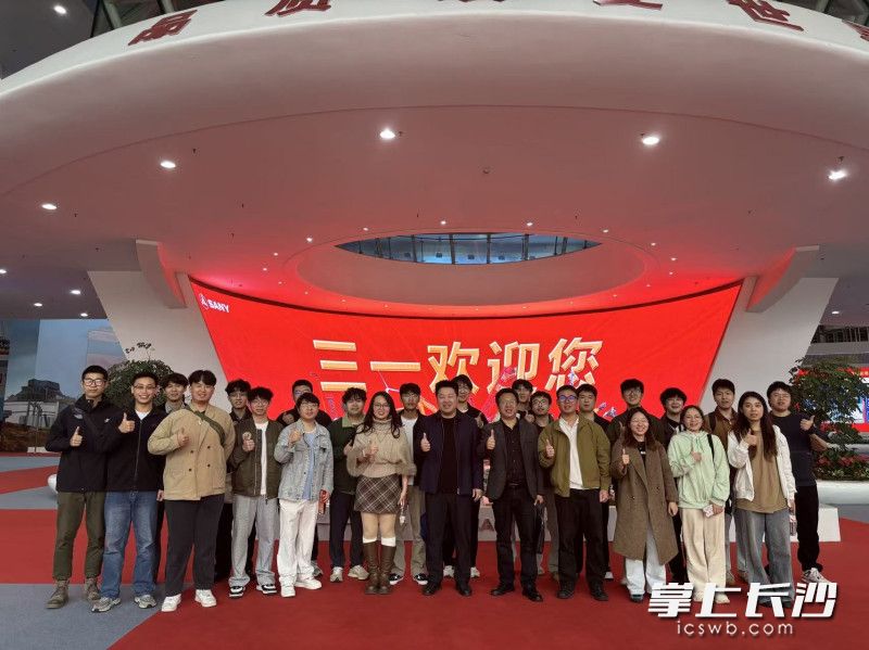 下午,学子们实地参观三一重工。 下午,学子们实地参观三一重工。