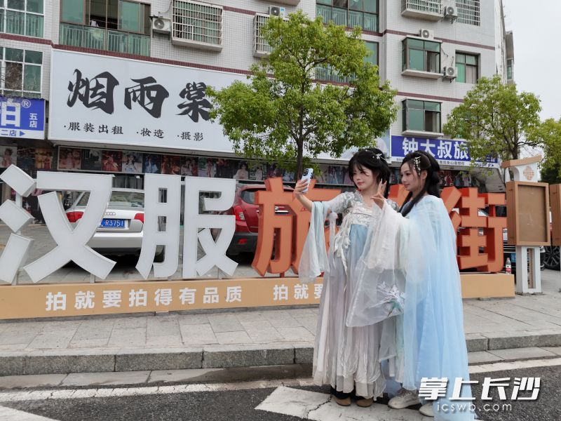 旅拍火爆。 李孜 摄 旅拍火爆。 李孜 摄