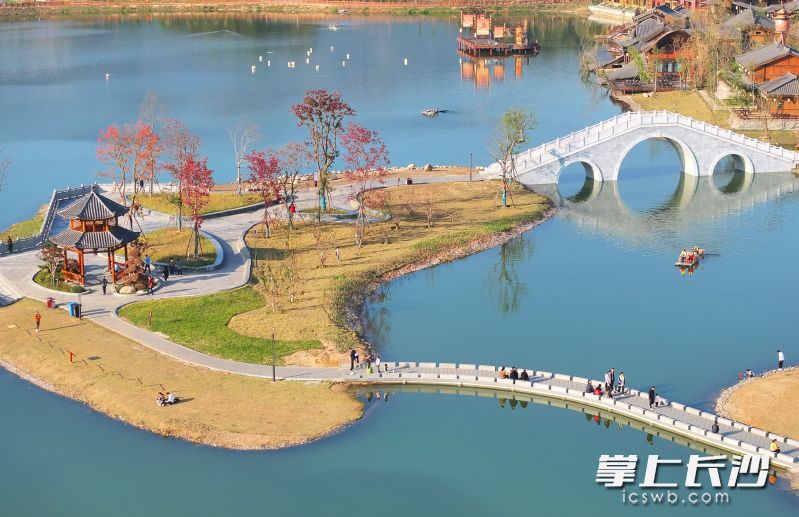 宜人风光吸引居民、游客散步休闲。 周围 摄 宜人风光吸引居民、游客散步休闲。 周围 摄