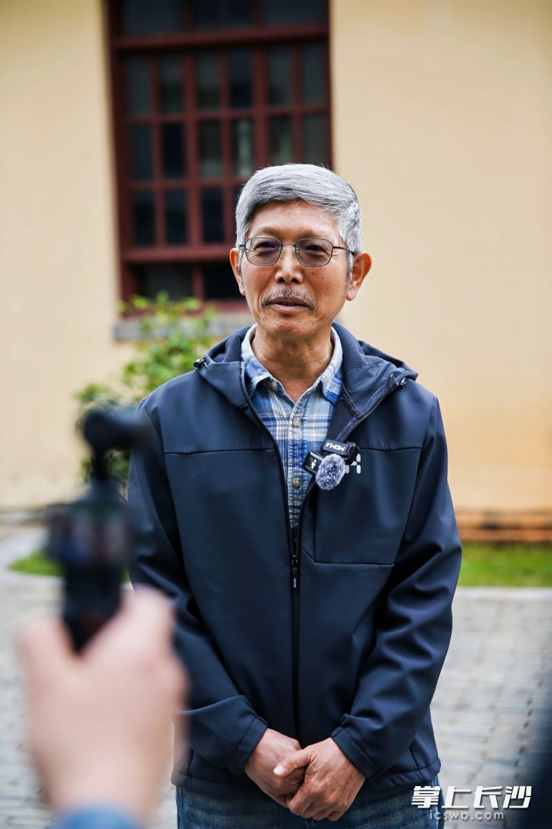 中国晚报工作者协会名誉会长任欢迎接受记者采访。 中国晚报工作者协会名誉会长任欢迎接受记者采访。