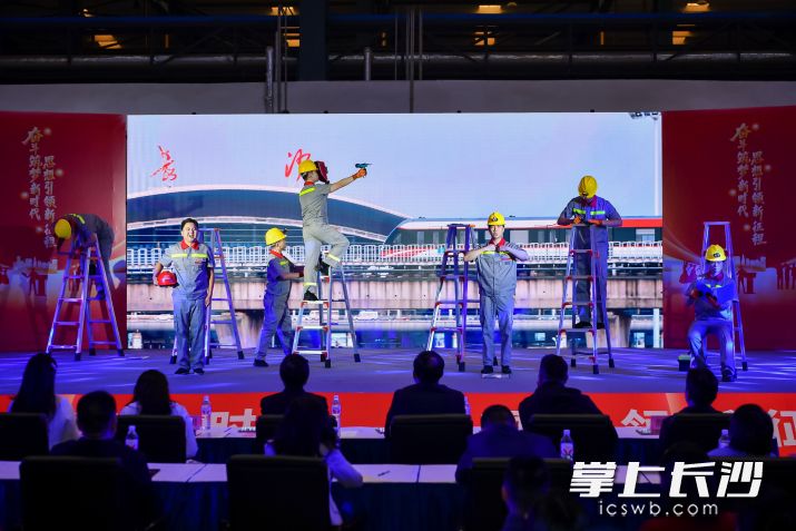 现场，15组职工选手生动讲述劳动者扎根岗位、拼搏奋斗的动人故事。