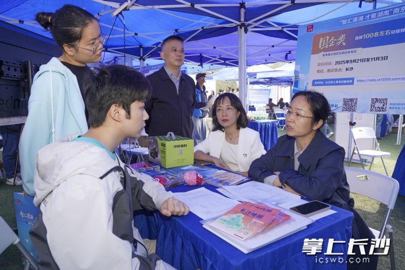 招聘现场气氛热烈,众多学子踊跃咨询、投递简历。 招聘现场气氛热烈,众多学子踊跃咨询、投递简历。