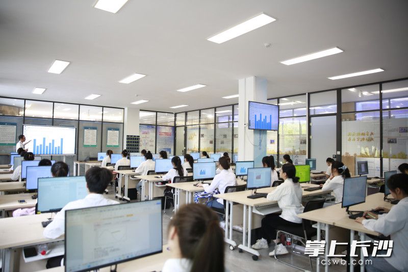 长沙市数字技能人才公共实训基地里，学员们正在参加培训。均为长沙晚报全媒体记者 刘攀 摄