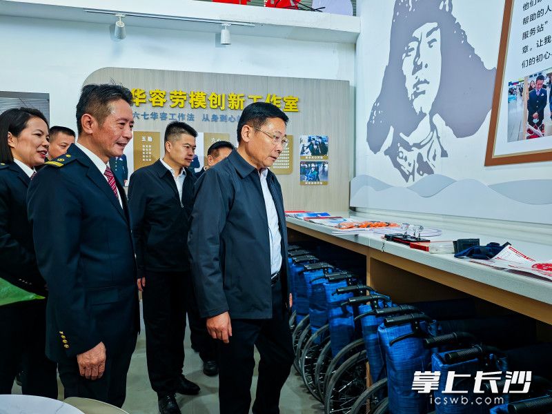 陈博彰在长沙高铁南站调研大客流应对工作并督导检查安全生产工作。图为长沙高铁南站“湘遇长南·雷锋服务站”。 陈博彰在长沙高铁南站调研大客流应对工作并督导检查安全生产工作。图为长沙高铁南站“湘遇长南·雷锋服务站”。