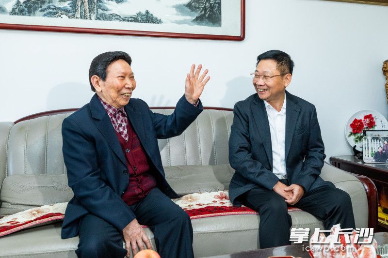 陈博彰走访看望市级老领导袁汉坤。