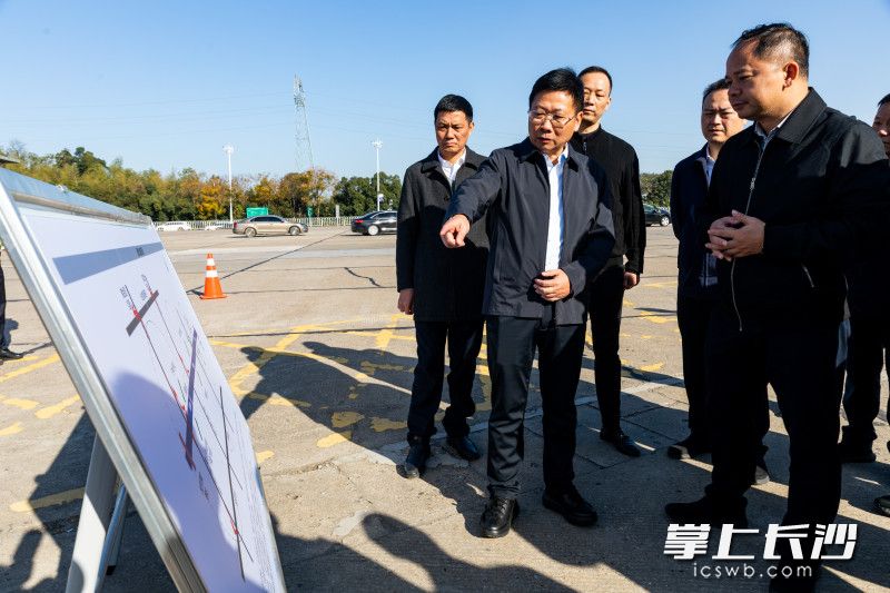 陈博彰在长张高速长沙西收费站检查交通疏导情况。 陈博彰在长张高速长沙西收费站检查交通疏导情况。