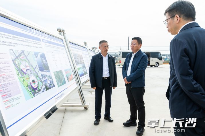 陈博彰在长沙奥体中心及配套道路项目现场调研重点项目建设情况。