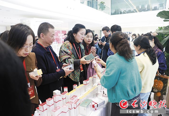 10月30日上午,调研团走进“薇诺娜”品牌母公司——云南贝泰妮生物科技集团股份有限公司的中央工厂,现场工作人员向大家介绍品牌“双十一”销售情况。