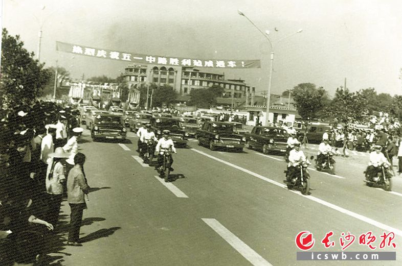 五一中路胜利建成通车时的场景。 五一中路胜利建成通车时的场景。