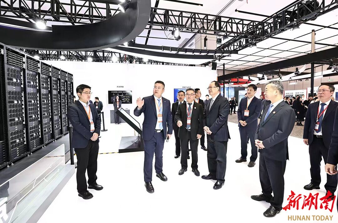 毛伟明参观创新成果展示。