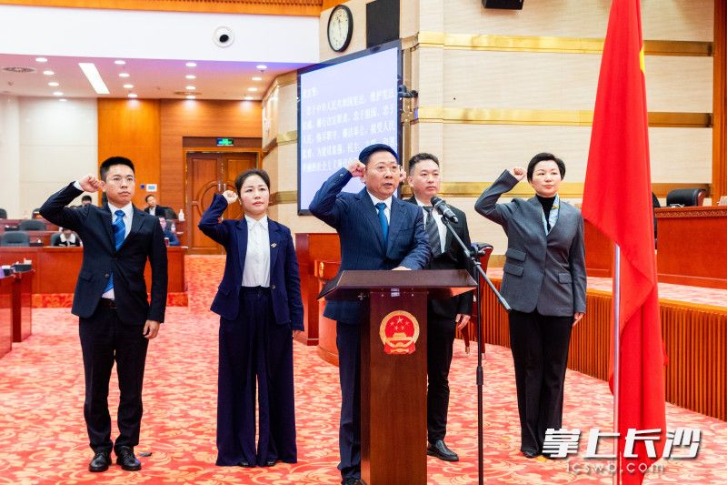 会议决定任命陈博彰为长沙市人民政府副市长,决定陈博彰副市长为长沙市人民政府代理市长。会上,陈博彰等新任命人员依法进行宪法宣誓。 均为长沙晚报全媒体记者董阳摄 会议决定任命陈博彰为长沙市人民政府副市长,决定陈博彰副市长为长沙市人民政府代理市长。会上,陈博彰等新任命人员依法进行宪法宣誓。 均为长沙晚报全媒体记者董阳摄