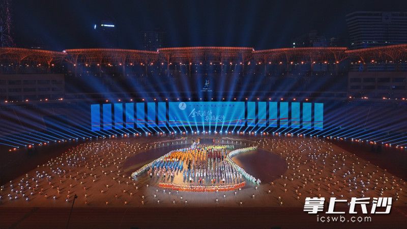 夜幕下的贺龙体育场灯火璀璨、气氛热烈。 夜幕下的贺龙体育场灯火璀璨、气氛热烈。