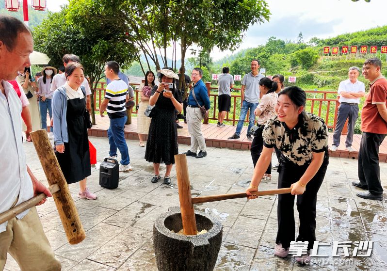 糍粑越打越黏，日子越过越甜。