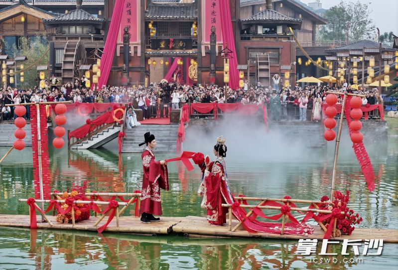 南岳里“中式水上婚礼秀”。 周围 摄 南岳里“中式水上婚礼秀”。 周围 摄