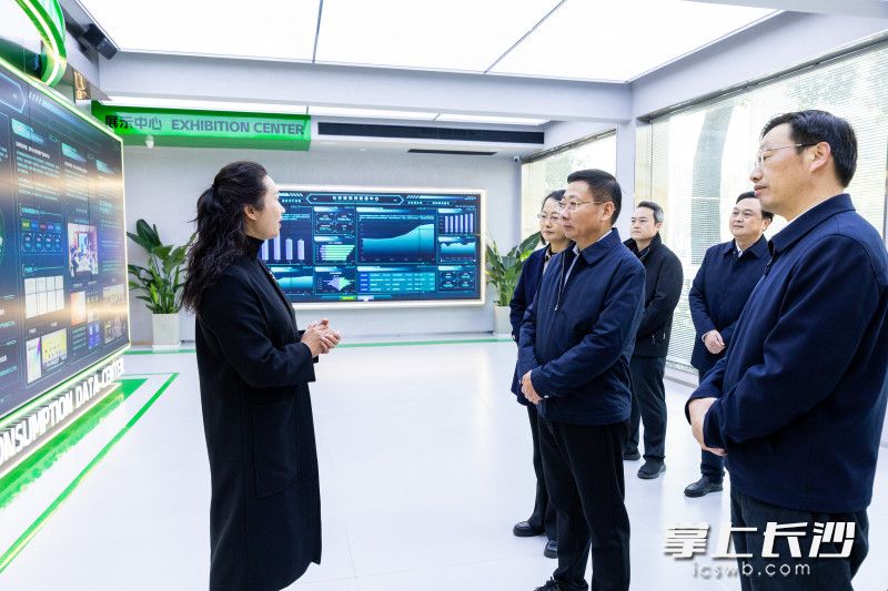 陈博彰在长沙新消费研究院调研。 均为长沙晚报全媒体记者 董阳 摄 陈博彰在长沙新消费研究院调研。 均为长沙晚报全媒体记者 董阳 摄