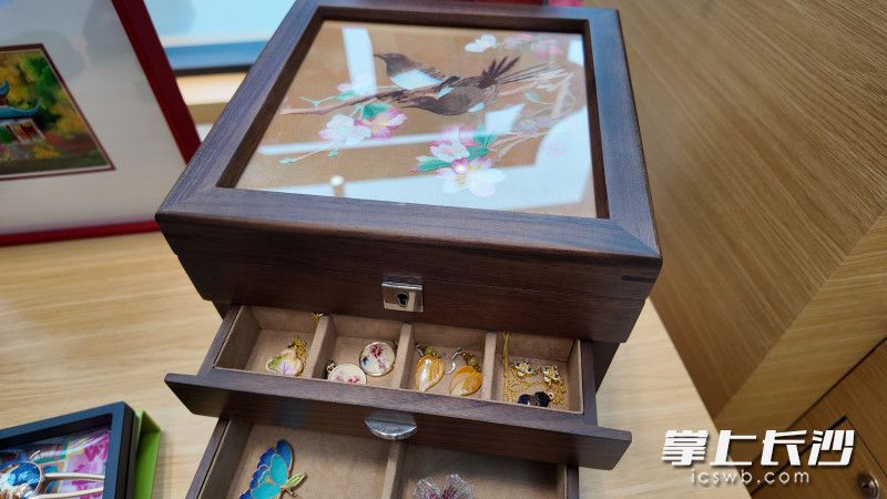 湘绣首饰盒。 湘绣首饰盒。