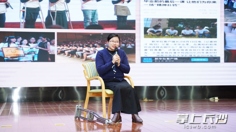 湖南省“最美志愿者”齐文英分享从事志愿服务的经历。 湖南省“最美志愿者”齐文英分享从事志愿服务的经历。