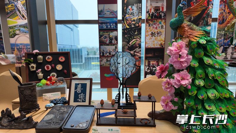 集中展示了非遗作品。 集中展示了非遗作品。