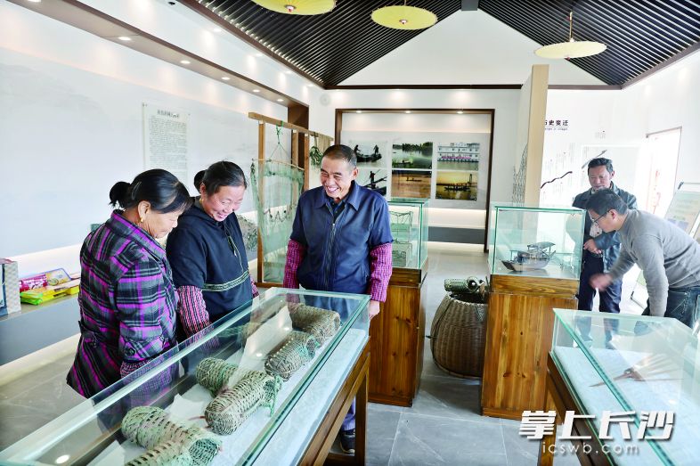 居民参观“渔岸记忆馆”。顾俊 摄 居民参观“渔岸记忆馆”。顾俊 摄