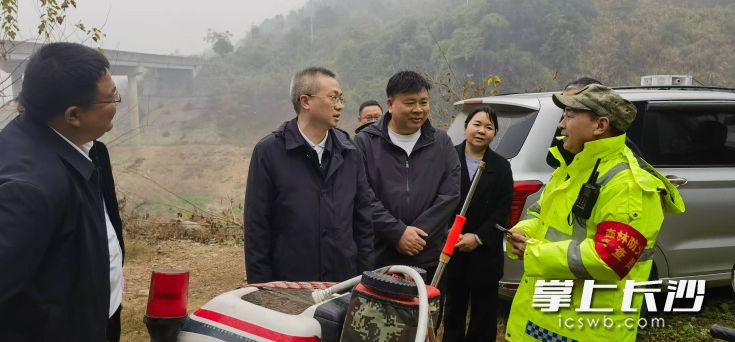 康镇麟(左二)在浏阳市洞阳镇检查督导“林长制”工作责任落实情况并开展巡林。 均为长沙晚报全媒体记者蒋志斌摄 康镇麟(左二)在浏阳市洞阳镇检查督导“林长制”工作责任落实情况并开展巡林。 均为长沙晚报全媒体记者蒋志斌摄