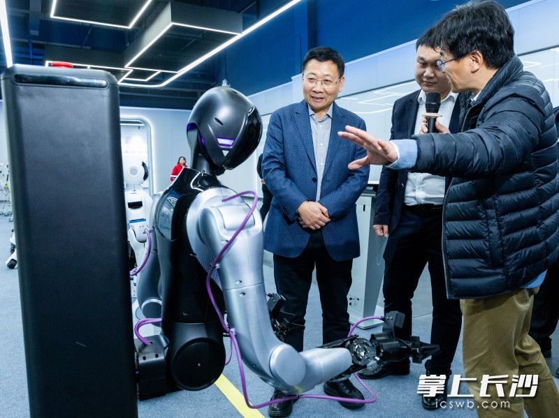 陈博彰在蓝思智能机器人(长沙)有限公司调研。均为长沙晚报全媒体记者 董阳 摄 陈博彰在蓝思智能机器人(长沙)有限公司调研。均为长沙晚报全媒体记者 董阳 摄