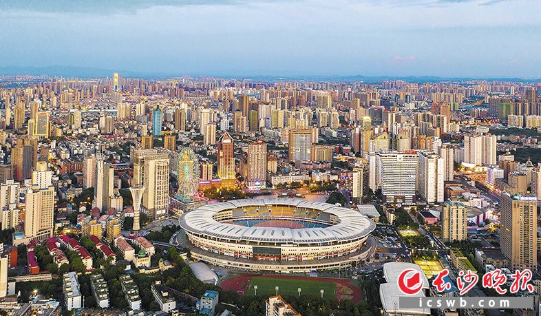贺龙体育中心见证了长沙体育事业的发展与变迁。图为如今的贺龙体育中心外景。长沙晚报全媒体记者 邹麟 摄