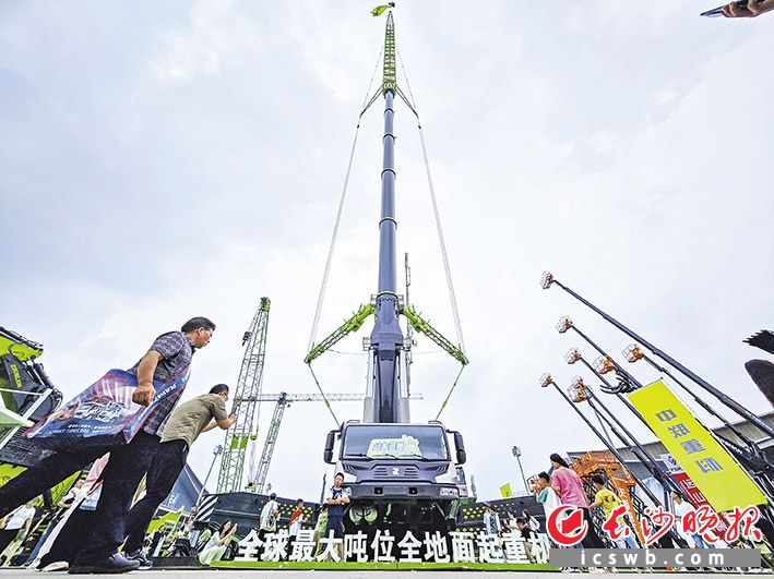 全球最大吨位全地面起重机。长沙晚报全媒体记者 郭雨滴 摄 全球最大吨位全地面起重机。长沙晚报全媒体记者 郭雨滴 摄